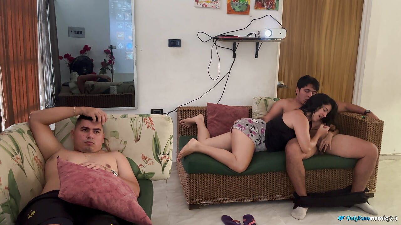 Üvey annem arkadaşım orada, yarağımı ağzında istiyor ve üstüme boşalmak istiyorsun???!!!!