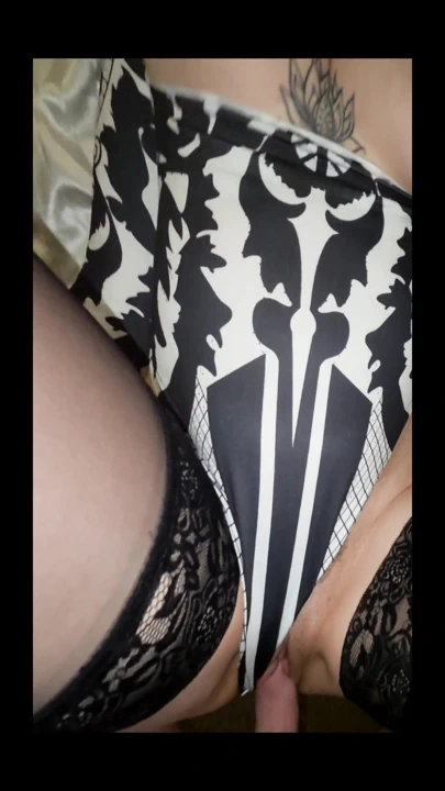 穿着丝袜最热辣的继母引诱继子干她！ | 短片 2