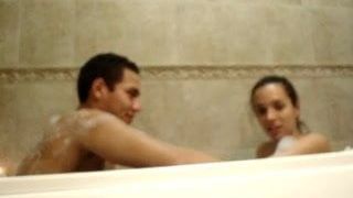 Alejandra Saucedo en bañera con novio