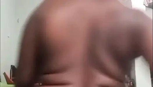 MILF Nikkie wackelt mit dem arsch