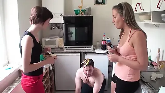 Junge damen spielen mit ihrem sklaven in der küche