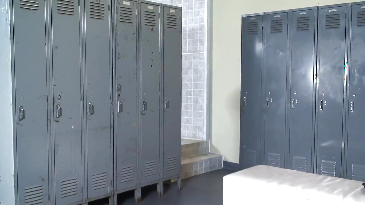 ケンドラは茶色の髪の熟女を秘密にし、彼女の猫を開く