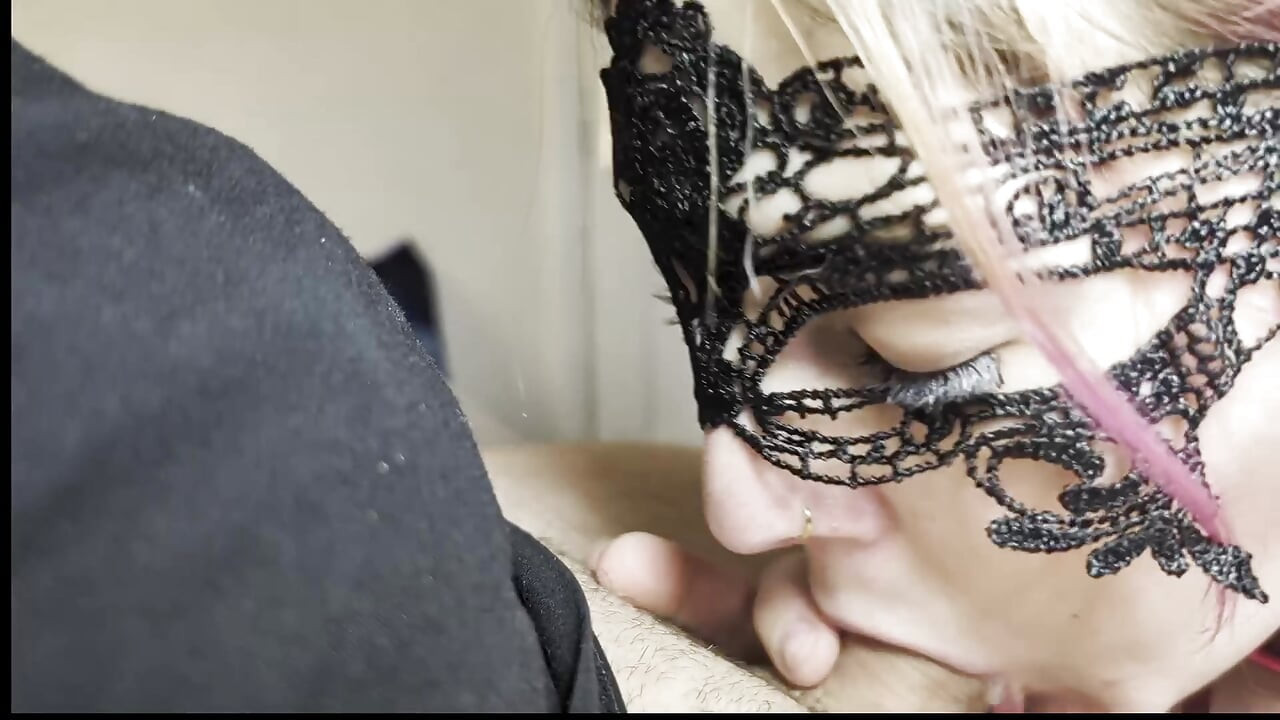 Nachmittags-hals-service - schwarzes kleid schluckt jeden tropfen