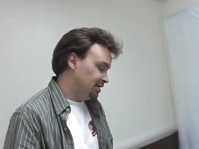 גבר מגלח את הכוס של בחורה ואז יורד עליה