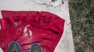 赤いドレスの土をつぶす2