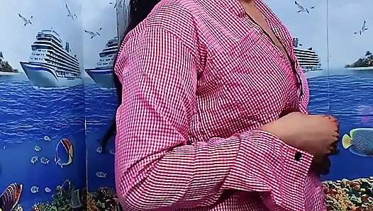 Hintli ateşli desi kız öğrenci üniformasını değiştiriyor ve mastürbasyon yapıyor. Hintli desi selfie videosu.