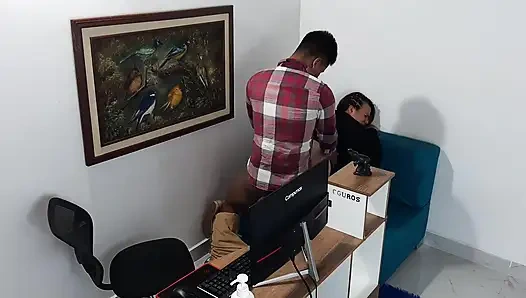 Sekreter ve patron ofislerinde ağda yapıyor