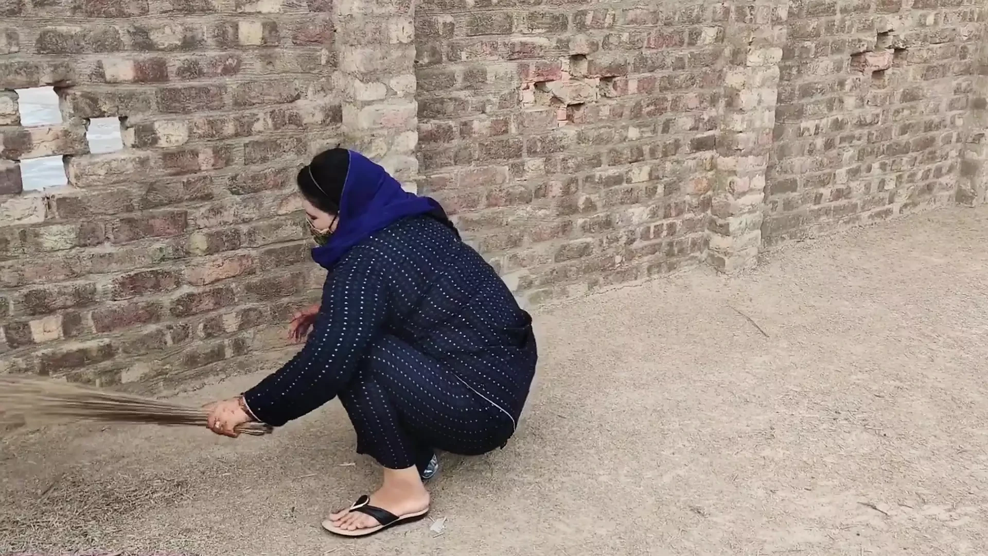Safai karti hue bhabhi ko chuda tuta nera per me bollente ragazza rahi thi schiena detto uff