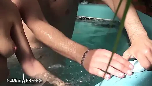 Pelacur pirang cantik nyepong di jacuzzi sebelum dientot dan difasilitasi