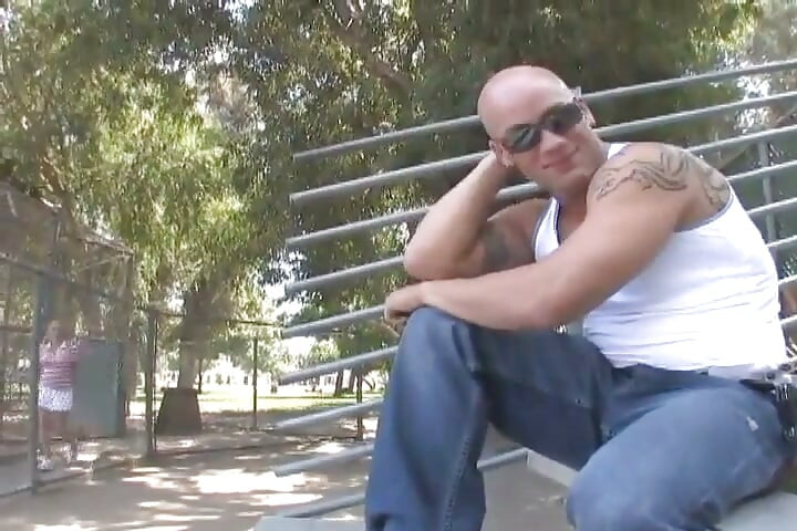 זיגי מקבלת את הזין הראשון שלה מול המצלמה