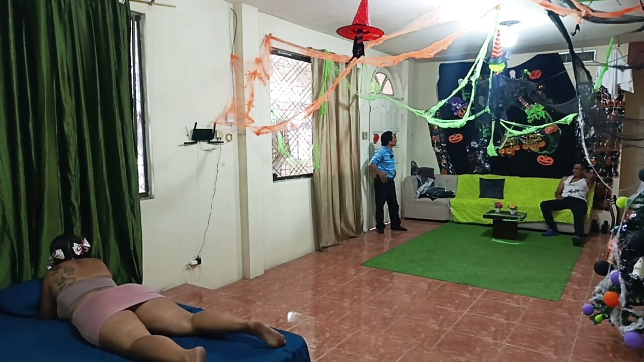 Delicios threesome de Halloween cu vitregă cu sâni mari și fund mare.