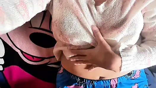 Kolombiyalı kadın soyunuyor ve vajinasına dokunuyor!