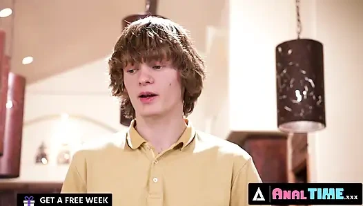 ANALTIME.XXX - юную няню Scarlett Alexis трахают в задницу во время службы