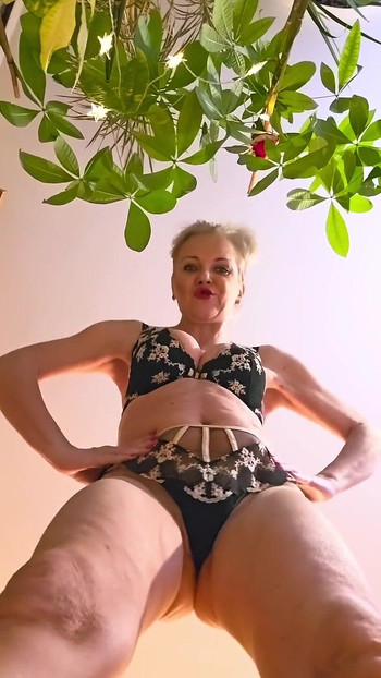 Giantess MILF Masturbation POV