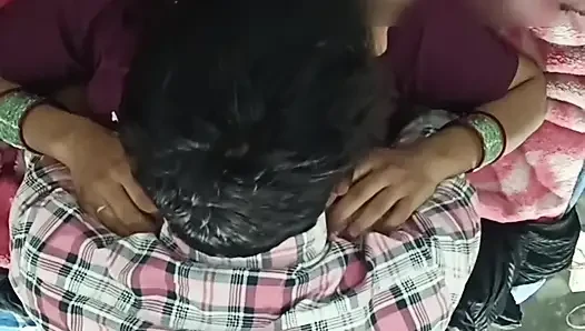Hintli evli kadın ki yüksek sesle Hintçe ses