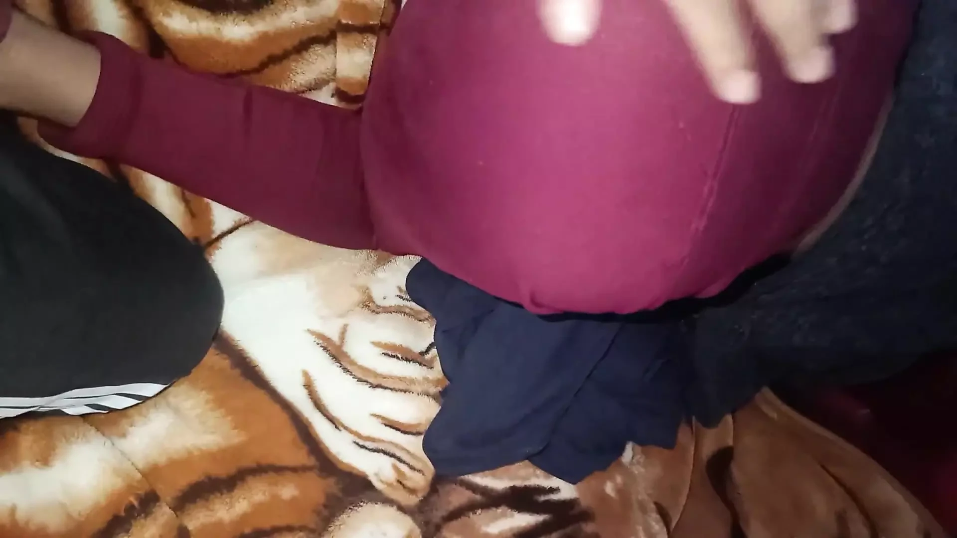 egy fiatal lánnyal, aki hazajött a munkából, benne kötött ki