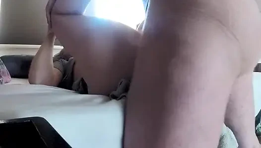 Uda orta yaşlı seksi kadın gri tişörtlü yabancı tarafından sikiliyor ve hala sıkı amına ve etrafına boşalıyor