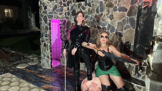 Blonde en brunette Dominatrix ernstige brute dijen stokslagen