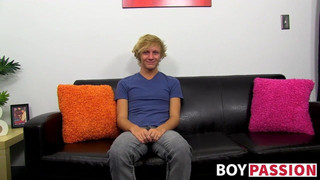 Twink disfruta de una bonita entrevista antes de acariciar su pene grande