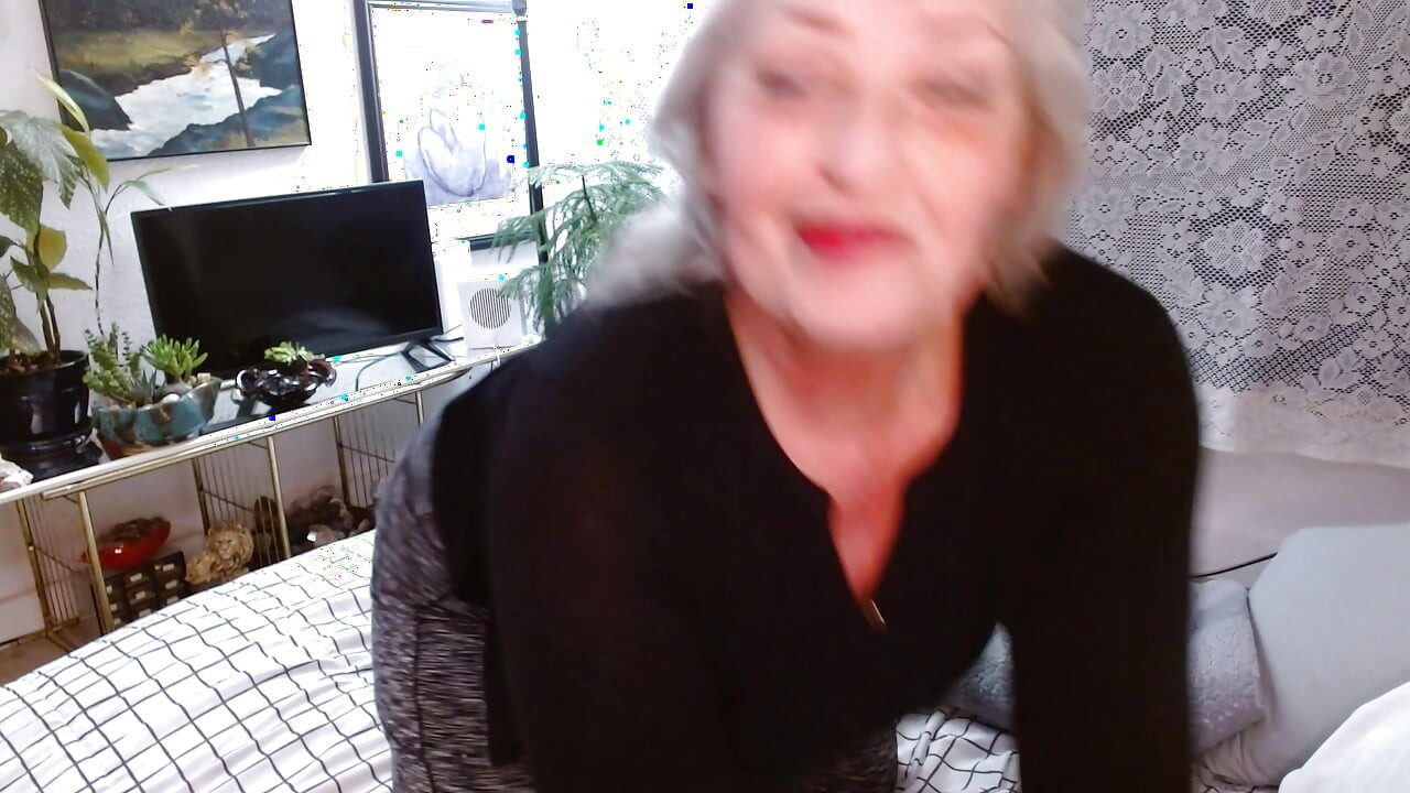 1369 Chris从Dawnskye1962把这些樱桃内裤浸在我的精液里