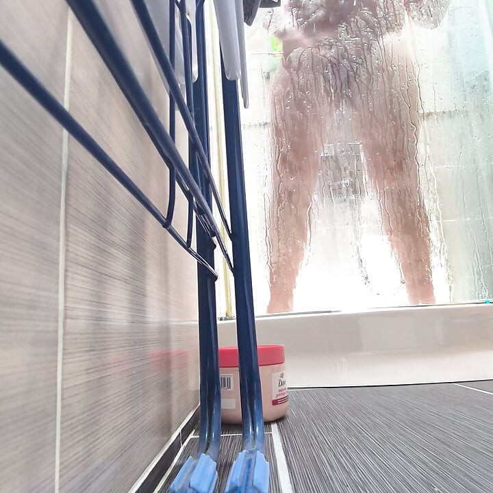 Chico en la ducha en primer plano
