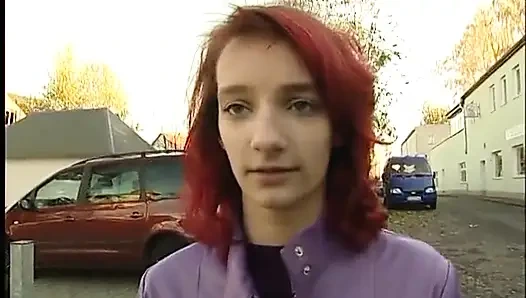 Remaja rambut merah dengan toket kecil nyepong kontol luar biasa di ruangan casting