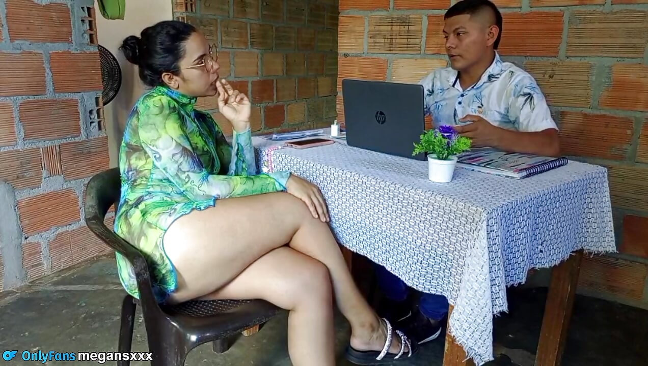 Cette garce veut le poste et je l’ai mise à téter pour lui.