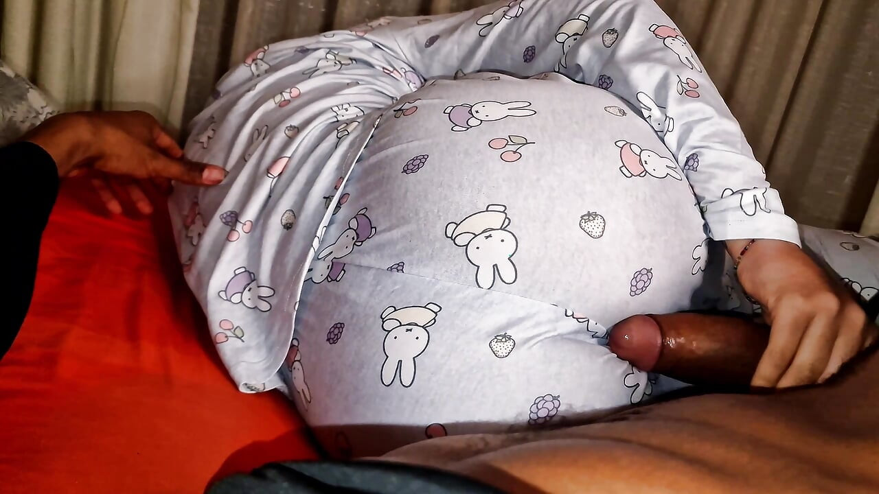 Minha meia-irmã latina deita na minha cama e eu não posso deixar de obter meu pau duro esfregando sua bunda grande