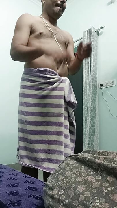 ชาย Desi อินเดียเพลิดเพลินกับการอาบน้ําและโชว์ช่วยตัวเองกับเพื่อนบ้าน