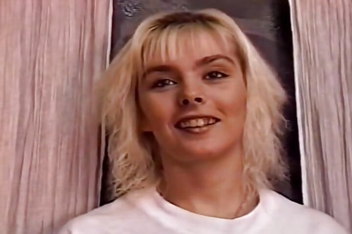 सुपर दुबली कमसिन को उसके छोटे स्तनों पर कपड़े की पिन मिलती है