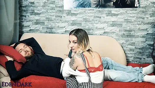 Tekrar kanepede uyuyakalarak, onu kendi yolumla uyandırıyorum!