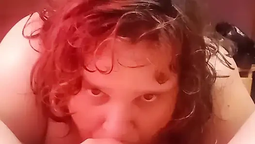 Gadis semok ini lagi asik nyepong kontol