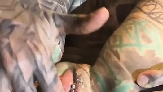 Gözlüklü ateşli solo dövmeli bebek kremsi amcık ve dildoyla oynuyor