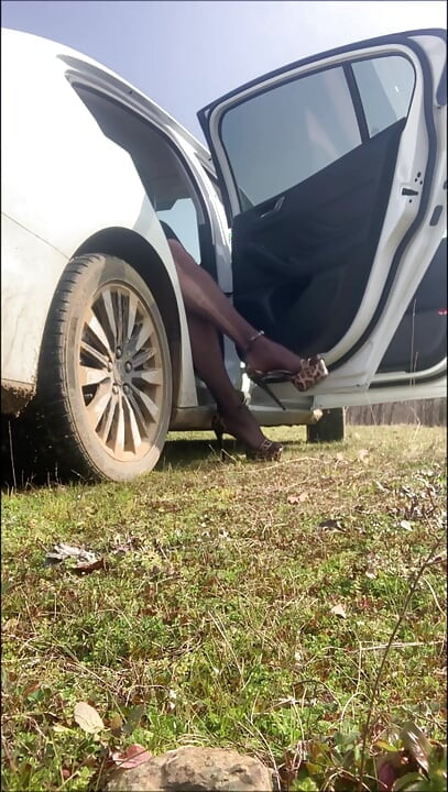 The taxi driver fucked me in a public place