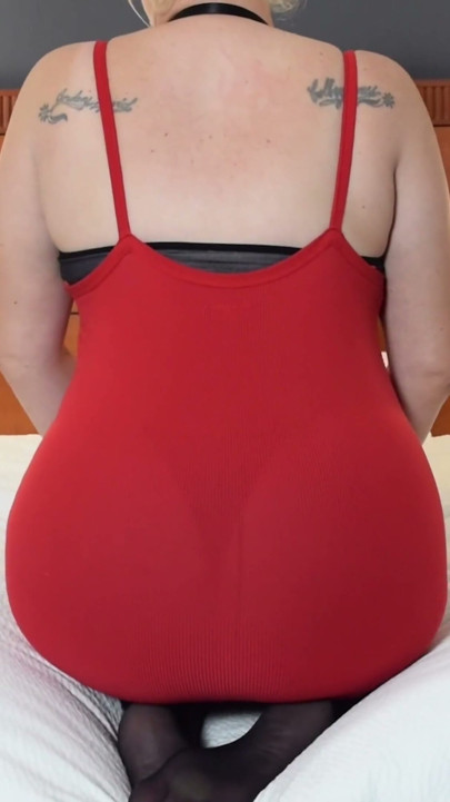 Nylon uctívání s blonďatou BBW Diamond Stax - sezení na obličeji a kouření v Čirých černých punčochách