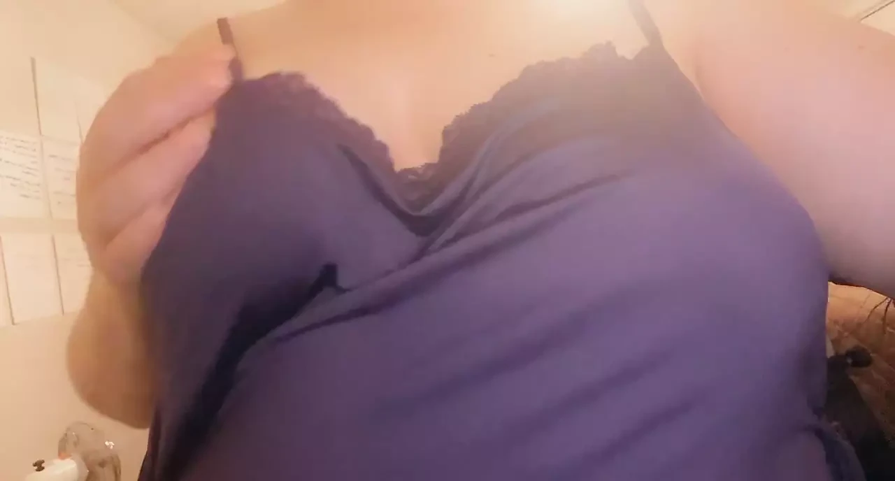 ThickMilflis play with my juicy tits
