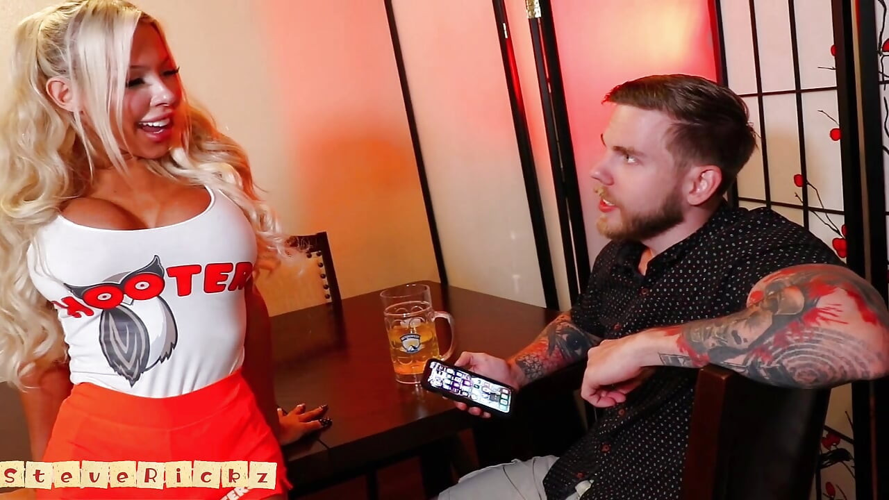 Campy Hooters - Chelnerița Curvă Servește Țâțe Mari Și Gaură Strâmtă - Brittney Kade, Steve Rickz