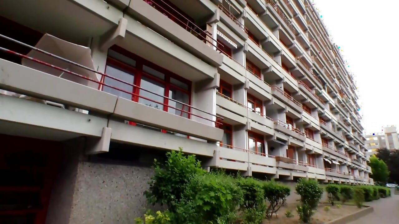 स्तनों वाली बेब की चूत की विशाल लंड द्वारा जोरदार चुदाई