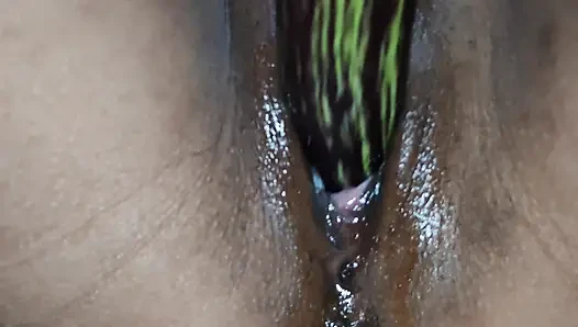 rasili Meenu bhabhi ne apne chut me baigan daal kar chut sa pani nekal kar mza leya