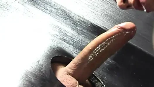Ben genç sikli bir delikanlıyım ve bir duvar deliğinde emiliyorum
