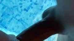 Une bite noire entre dans une chatte mouillée sous l'eau