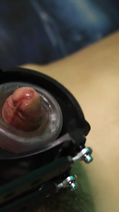 巨根とジューシーな射精のための非常にハードなBDSMロボット手コキ | クリップ 2