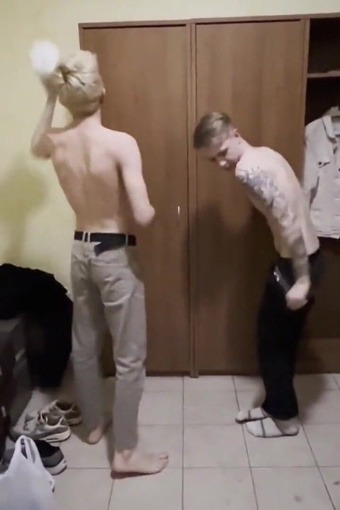 Uma estudante seduziu um amigo com um pau grande para sexo na sauna, Twinks se fodeu e terminou