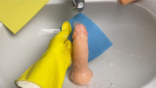 Hete huisvrouw wast dildo na haar poesje