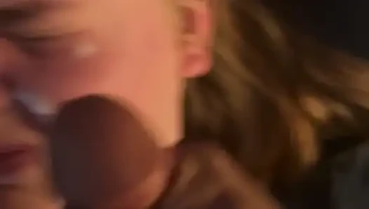 sie bekommt gesichtsbesamung