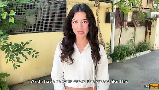 Mädchen bittet, auf ihr gesicht für sperma-walk auf der straße zu kommen - blowjob