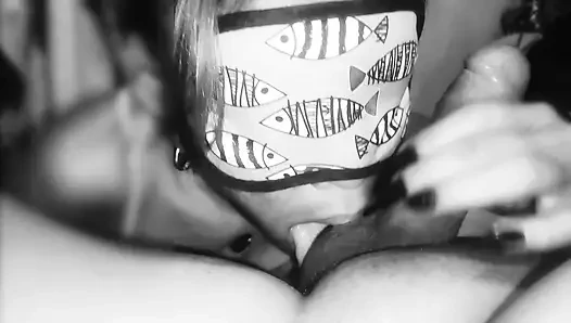 Tante seksi yang lagi asik nyepong kontol sampai luluh.