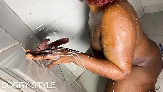 MANDI SAMBIL BUGIL DI KAMAR MANDI SAMPAI MUNCRAT