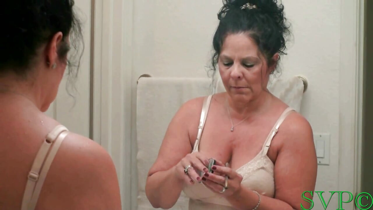 La abuela me pilla viéndola ponerla en un show