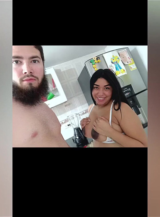 Hot jente som har god sex på kjøkkenet